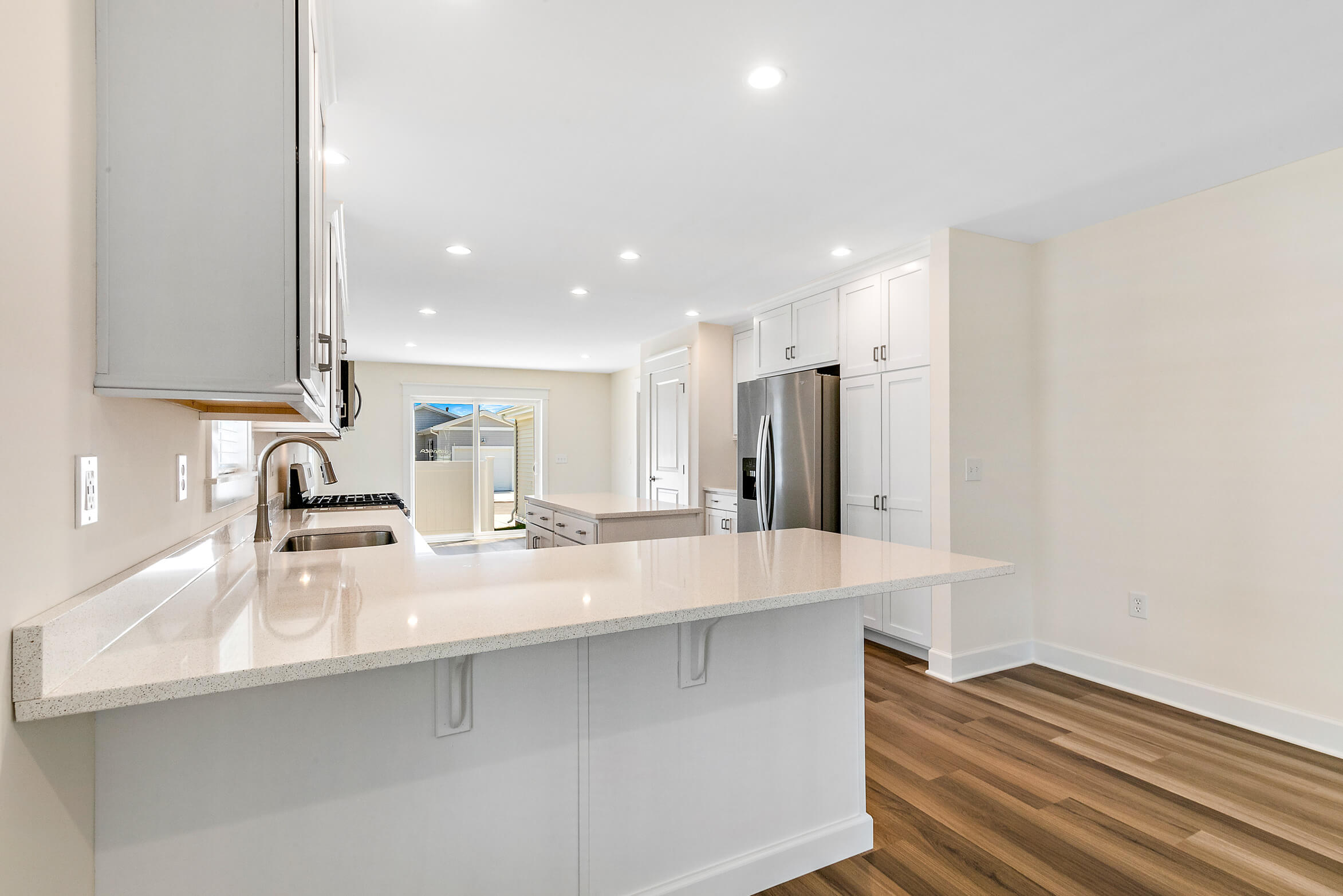 White kitchen peninsula